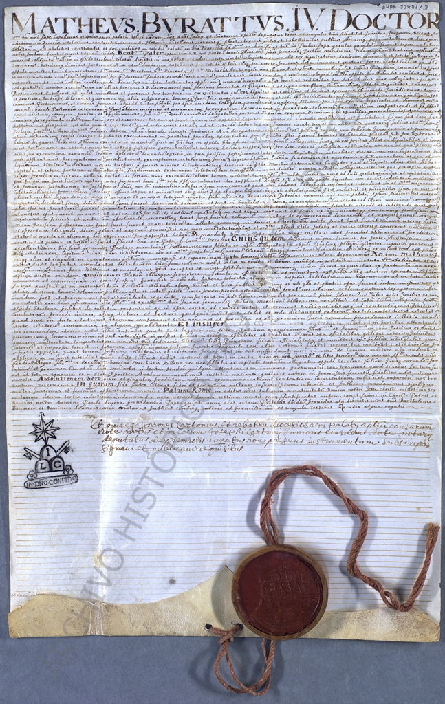 Documento manuscrito en pergamino. En su borde inferior, se aprecia el sello de cera roja pendiente con cazoleta y vínculo rojo. En la zona inferior del documento, a la izquierda, el dibujo del notario.